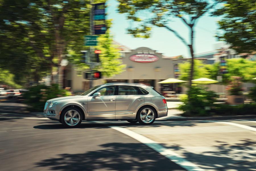  Bentley Bentayga Hybrid 2019 года  (NA) (фото 8 из 18)